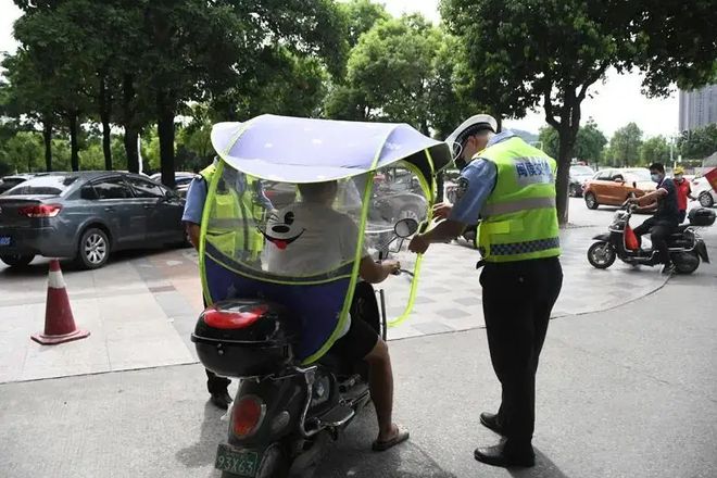 电动车遮阳伞被禁后多地出现新的遮阳方式这次交警都没理由管(图2)