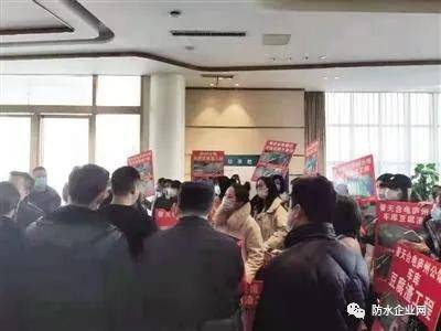 团灭！业主抱团维权被反锁地下车库地面返潮渗水严重！(图3)